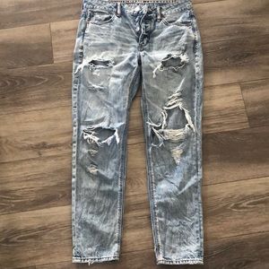 American Eagle Destructed Mom Jeans Size 8
